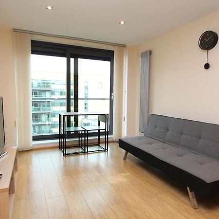 Lovely 2 Bedroom Apartment With Amazing Views In E14 런던 외부 사진