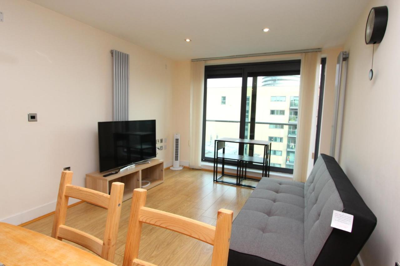 Lovely 2 Bedroom Apartment With Amazing Views In E14 런던 외부 사진